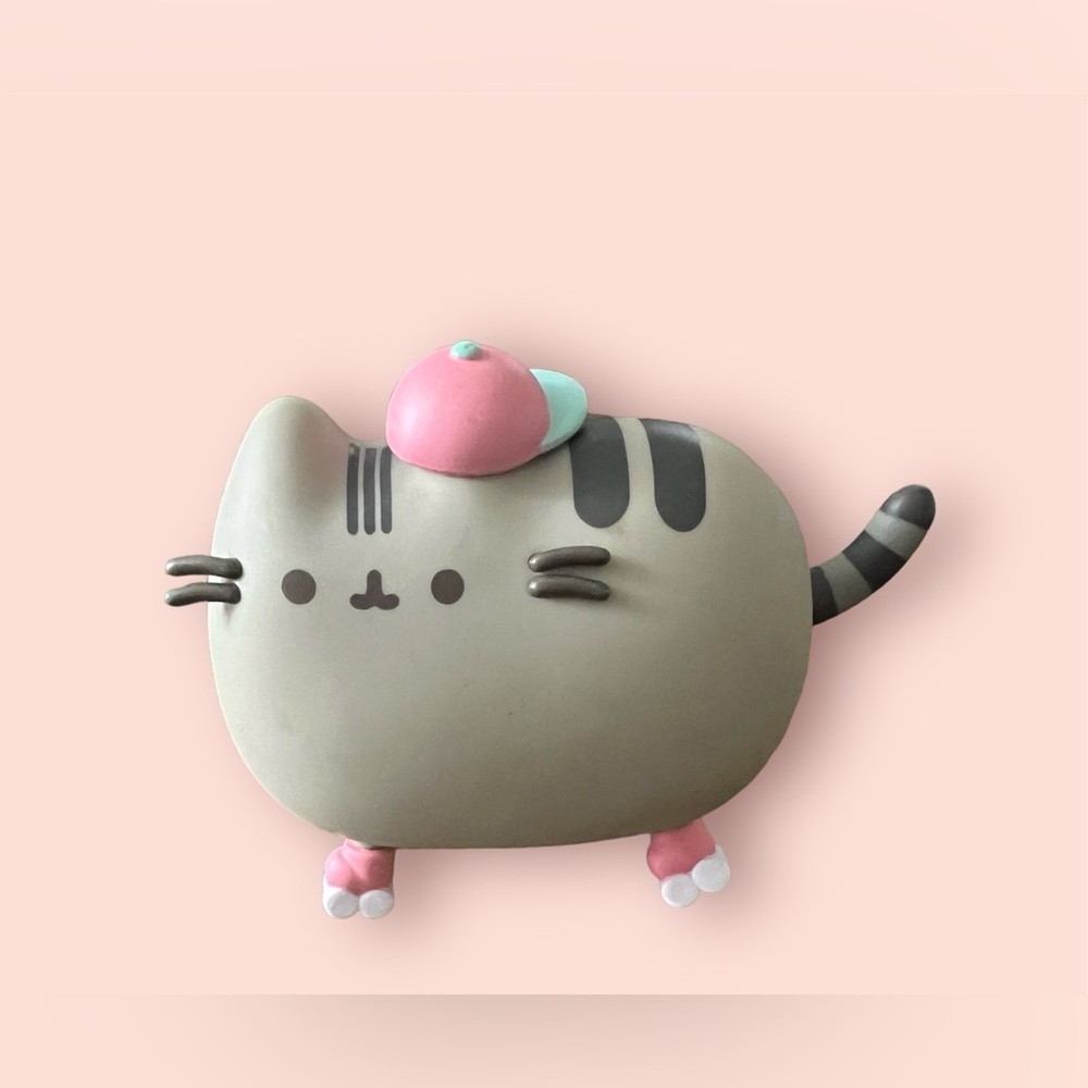 New Pusheen Skater figurine